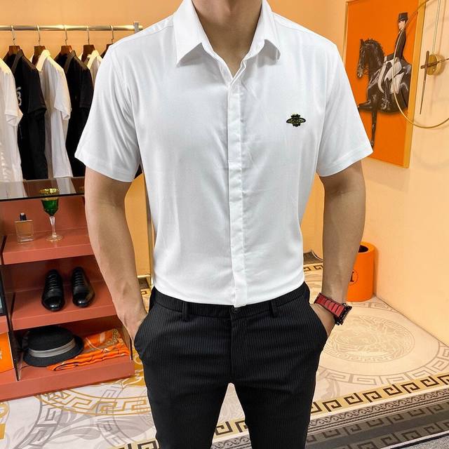 Gucci 古驰小蜜蜂 男士最新款短袖衬衫！独一无二。缎面弹力棉短袖衬衫 ！经典刺绣logo 小蜜蜂古家专属休闲系列，这款简单大方，面料穿上极致舒适，120支的
