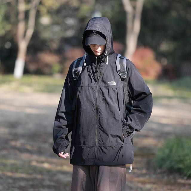 上新 The North Face 北面防晒服夹克，这款不仅仅是防晒那么肤浅 高品质面料！手感柔滑！上身效果舒适透气！！ 优质的缝纫线条！精致的做工！微螺纹收紧 - 点击图像关闭