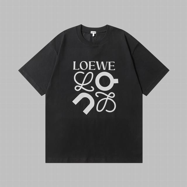 上新 高品质 Loewe X On合作系列现身 Belowgroun D穿上loewe X On合作系列探索精彩的户外活动。 这个合作系列的其他亮点包括成衣单品