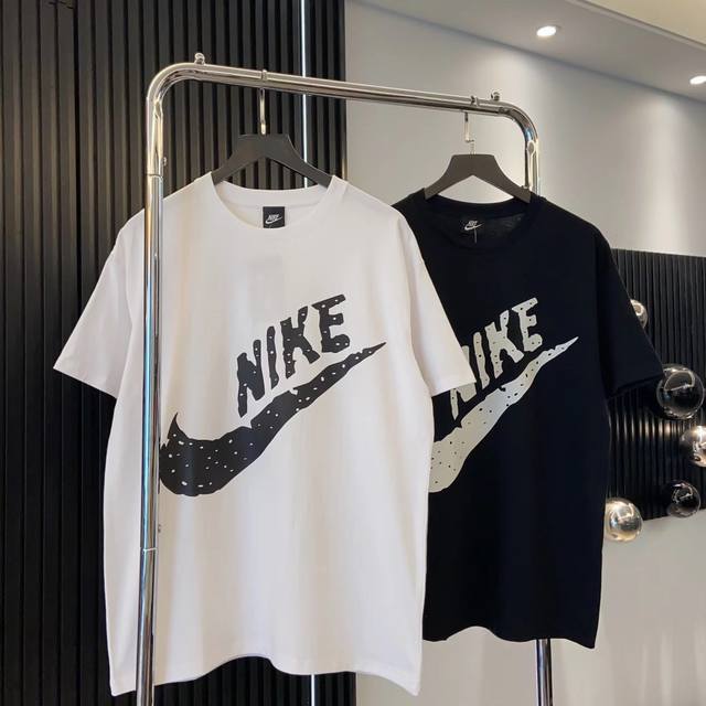 特价 不退换 Nike耐克宽松圆领短袖t恤 纯棉面料 ，不起球 亲肤舒适。 胸前高品质印花，最大可穿220斤 三针五线 包边包条 做工精细 夏季必备款 清新色系 - 点击图像关闭