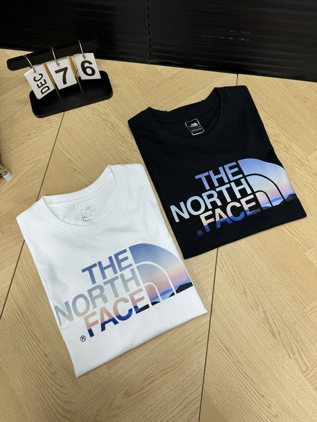 The North Face 北面 24Ss夏季胸前彩色印花圆领t恤短袖 颜色：黑色 白色 尺码：M L Xl 2Xl 3Xl 如今热销的顶级流量款！高品质2
