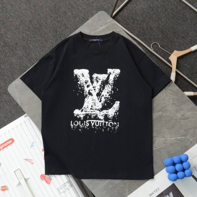 顶级复刻 高端定制 - Louis Vuitton 路易威登 新款溶解字母logo休闲圆领短袖t恤 - 款号：67720 - 颜色: 黑色 白色 - 购入原版开