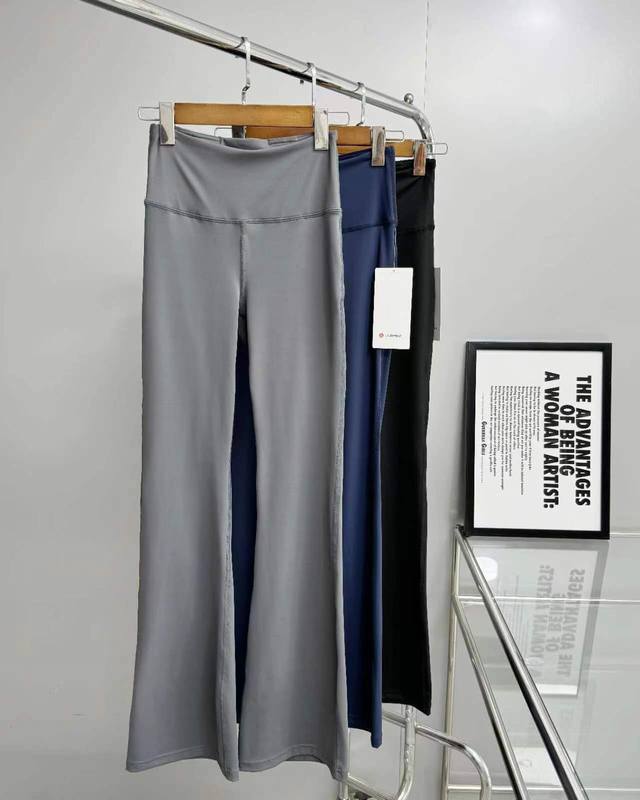 Lululemon露露乐檬groove系列nulu面料纯色超高腰喇叭休闲裤 产品细节： 面料：采用独特的nulu面料，柔软、轻盈且富有弹性，提供无与伦比的舒适感 - 点击图像关闭
