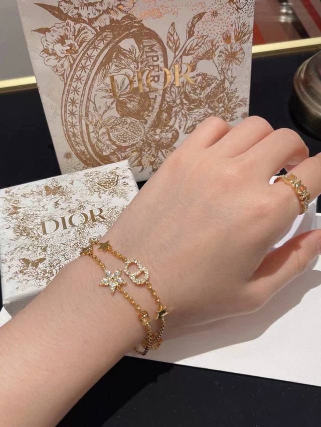 Dior迪奥clair D Lune 手链套装星星镶钻cd二合一手环 高版本 这款 Petit Cd 手链采用金属双链条设计，一条饰以“Cd”标志，另一条则饰以