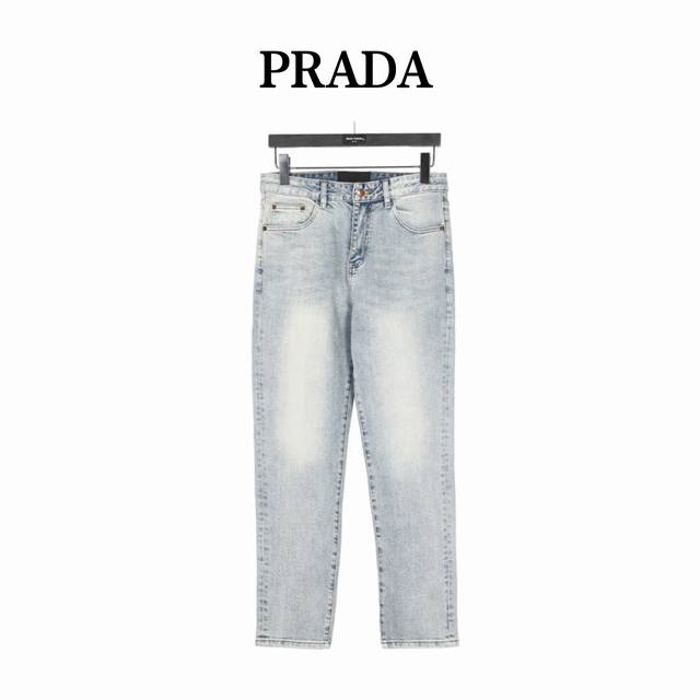 Prada 普拉达 背后三角标牛仔裤 今年为止做的最牛逼的牛仔裤，暗藏玄机的细节非常多，这次主推的裤子无论是版型还是上身都太完美，不如去做20件短袖的时间，牛仔 - 点击图像关闭