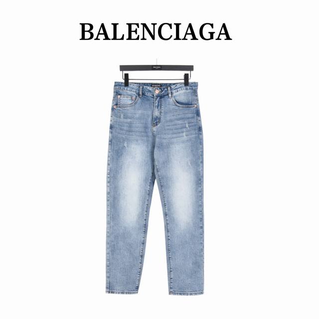 Balenciage 巴黎世家 后袋双b牛仔裤 今年为止做的最牛逼的牛仔裤，重度水洗工艺，暗藏玄机的细节非常多，这次主推的裤子无论是版型还是上身都太完美，不如去