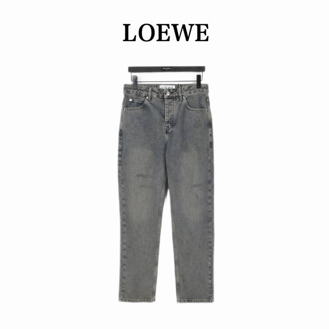 Loewe 罗意威 背后刺绣logo牛仔裤 今年为止做的最牛逼的牛仔裤，重度水洗工艺，暗藏玄机的细节非常多，这次主推的裤子无论是版型还是上身都太完美，比伯以及欧 - 点击图像关闭