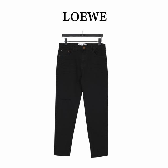 Loewe 罗意威 背后火焰刺绣logo牛仔裤 今年为止做的最牛逼的牛仔裤，重度水洗工艺，暗藏玄机的细节非常多，这次主推的裤子无论是版型还是上身都太完美，比伯以