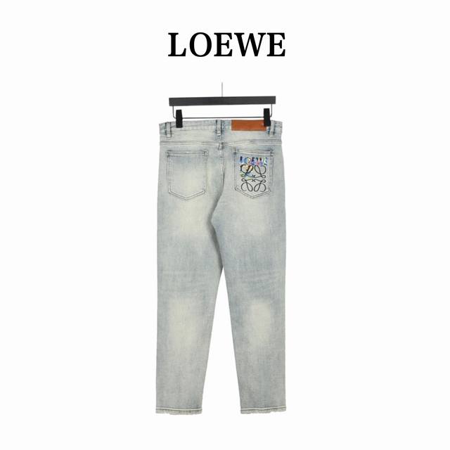 Loewe 罗意威 故障风格刺绣logo牛仔裤 今年为止做的最牛逼的牛仔裤，重度水洗工艺，暗藏玄机的细节非常多，这次主推的裤子无论是版型还是上身都太完美，比伯以
