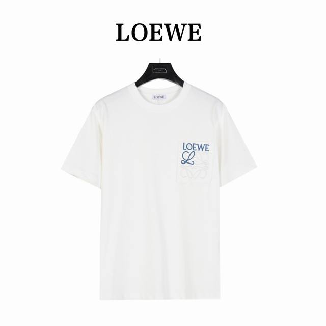 Loewe 罗意威 口袋徽标立体撞色刺绣短袖t恤 简约清新风格，彰显出高品格的气质， 采用260G 精梳棉面料，面料厚实柔软亲肤， 松软细腻着身感更舒适透气，手