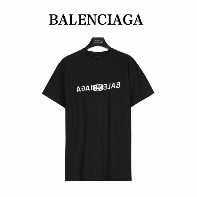 Balenciaga 巴黎世家 24Ss Ai设计标印花圆领短袖t恤 正面、背面和衣袖饰以al艺术作品印花 渗透水性平网印花，内里外翻制衣效果 反穿设计，通过特