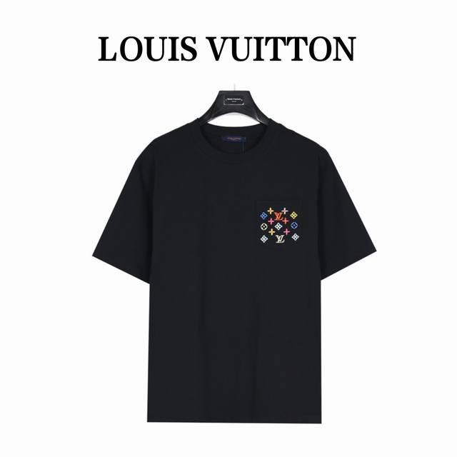 Louis Vuitton 路易威登 口袋缤纷老花七彩刺绣短袖t恤 采用32支克重280G纯棉精梳面料，搭配20S双纱2X2螺纹。 进口绣线材料由进口绣花机万针