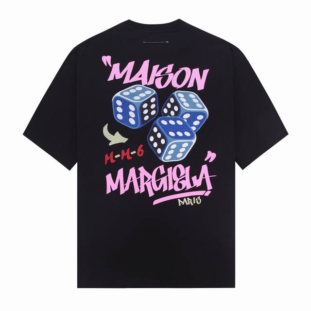 品牌： Mm6 Maison Margiela 面料：100%棉 码数: 46. 48. 50．52. 颜色：黑色． 白色． Mm6 系列 男女同款印花t恤 全