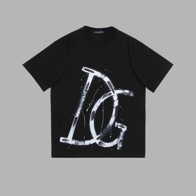 Dolce&Gabbana杜嘉班纳 春夏2024Ss 限定涂鸦手绘字母 印花短袖t恤 购入原版开模打造，全套定制辅料，细节决定成败。 面料：规格采用实打实280