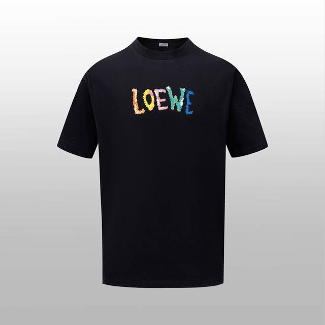 顶级版本 区别通货 -Loewe新款彩虹字母短袖 - 颜色 黑色 - 尺码：Xs S M L - 辅料: 全套定制辅料 - 版型：宽松 - 无性别区分 男女同款 - 点击图像关闭