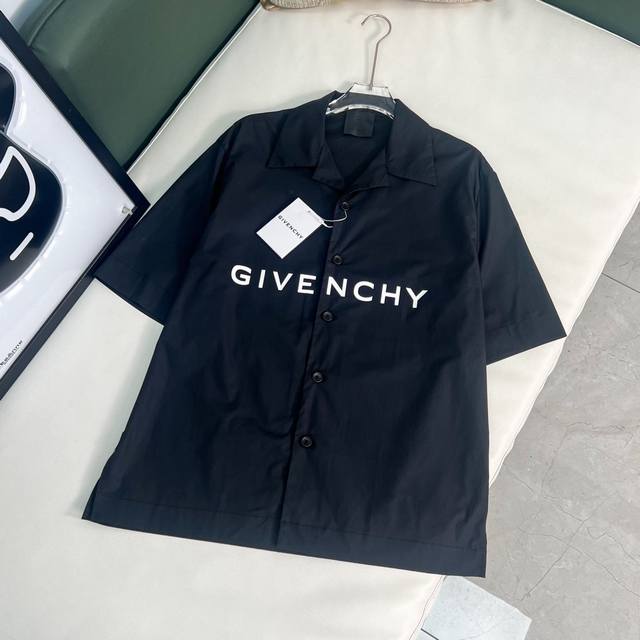 S~Xl Givenchy 纪梵希 2024Ss最新款givenchy Logo短宽版型夏威夷衬衫出货！ 官网在售 ！专柜同步！ 原版定织棉府绸面料，舒适透气， - 点击图像关闭