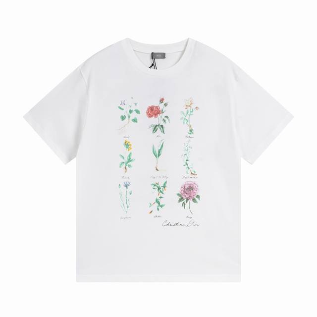 正确版高品质 Cd 标本插画棉质t恤 这款t恤饰以 Di0R 先生钟爱花朵的植物标本插图，致敬植物之美以及 Di0R 先生对自然的热爱。采用白色棉质平纹针织面料