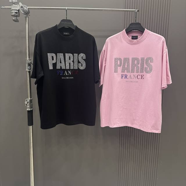 巴黎世家 Balenciaga巴黎paris闪烁25Ss系列夏季新品经典前字母烫钻短袖 感叹相机无法展示它的美！它的美在于它的灵动，不同光线，不同动态可以展现不